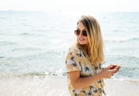 woman-wearing-sunglasses-at-beach