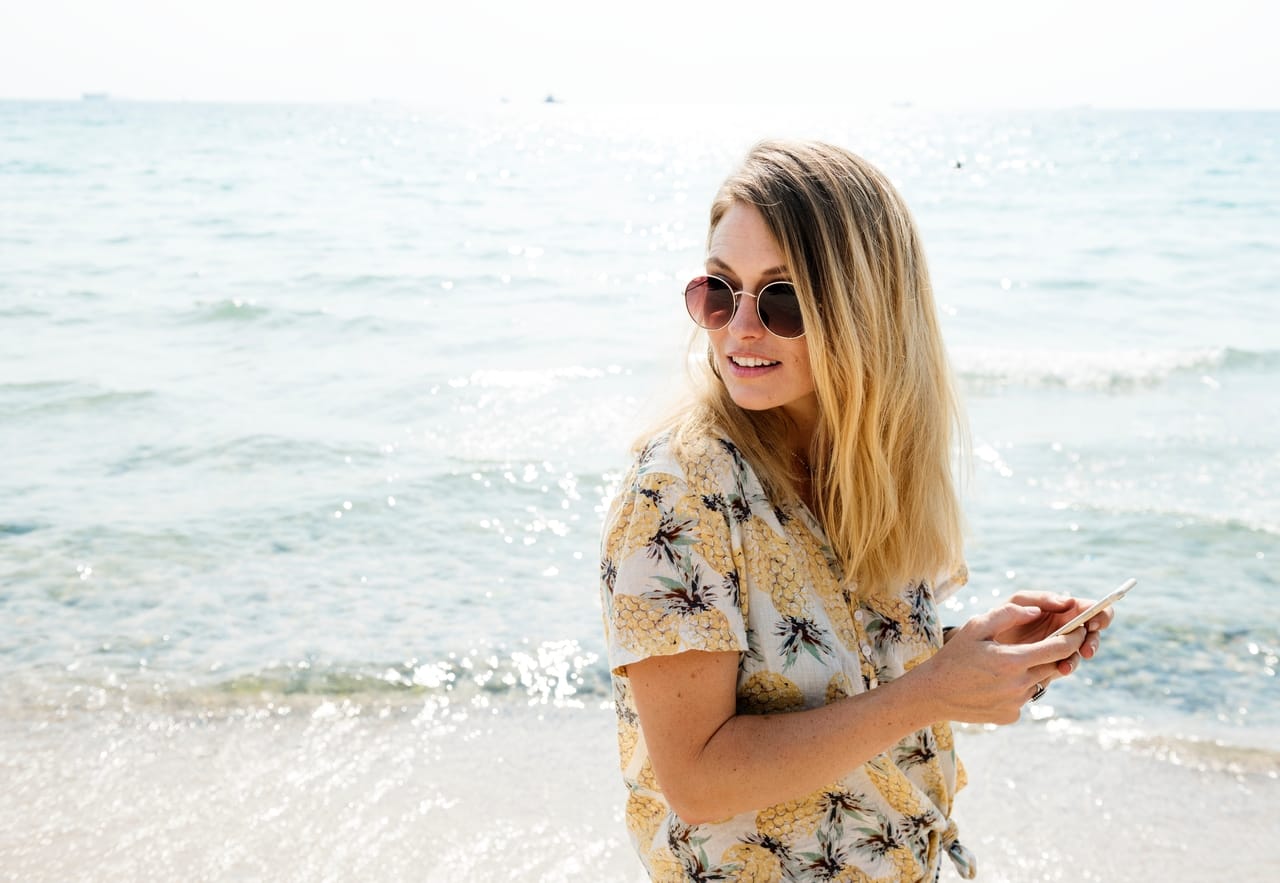 woman-wearing-sunglasses-at-beach