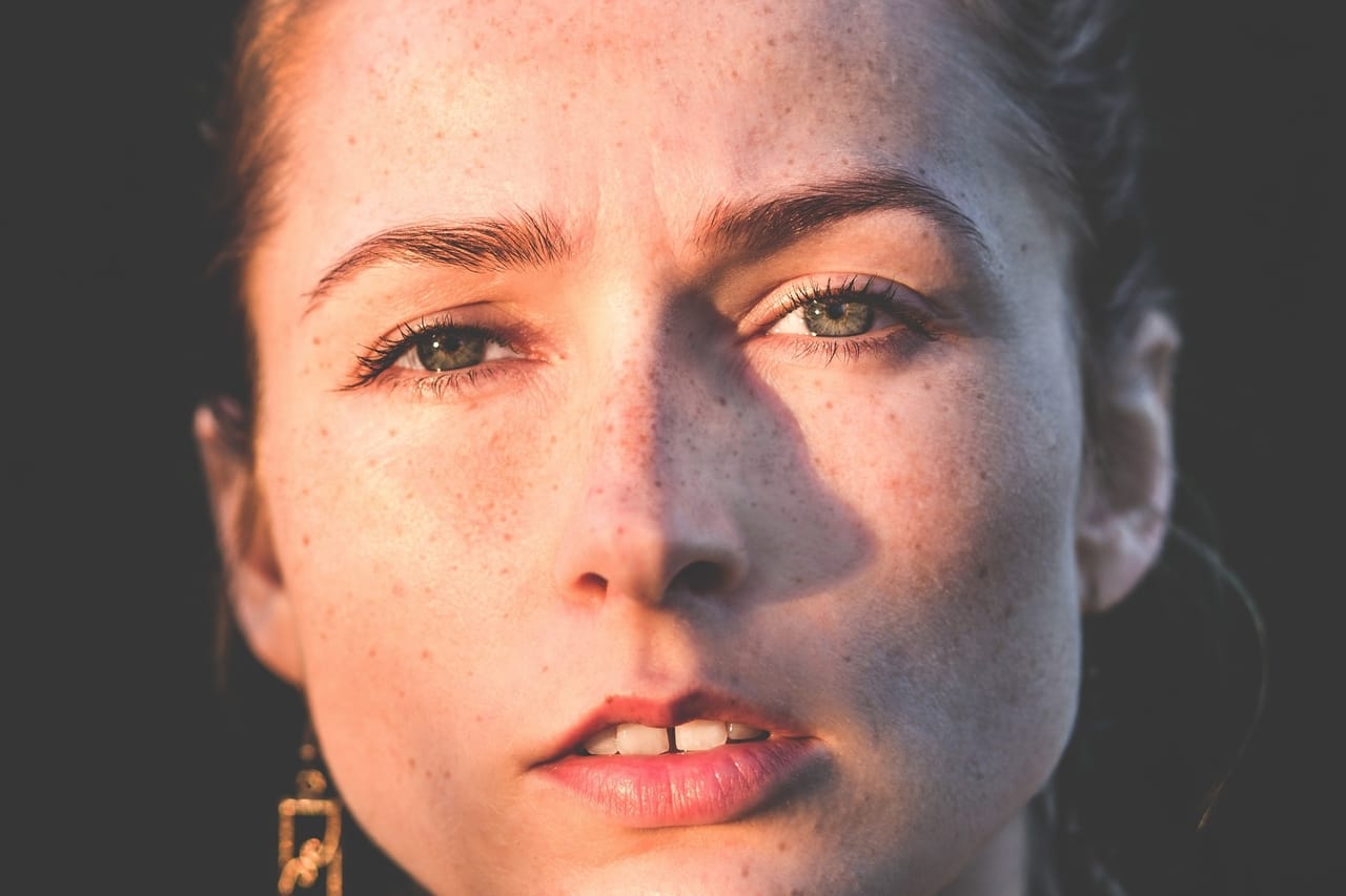 woman-with-freckles